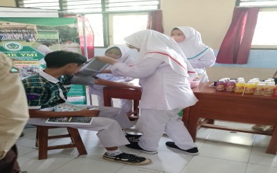 Praktek Tensi Siswa Jurusan Asisten Keperawatan & Caregiver
